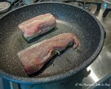 Foto del passaggio 4 della ricetta Filetto di maiale alle spezie con salsa al vino rosso con mazze di tamburo e broccoletti