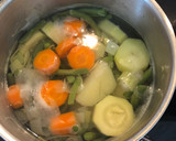 Foto del paso 2 de la receta: Papilla para bebés de verduras verdes. Judías verdes, calabacín, patata, (zanahoria)y apio