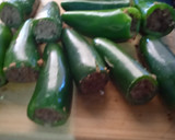 Foto del paso 3 de la receta: Chiles jalapeños rellenos de machaca y queso