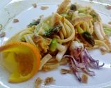 Foto del passaggio 9 della ricetta Spaghetti chitarra con calamari all'arancia, asparagi e crema di pistacchi
