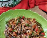 Foto langkah ke 5 dari resep Oseng Klotok Cabe Hijau Mangga Muda.
