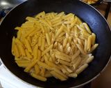 Une image de l'étape 4 de Pennes aux légumes et crevettes sautées à l'ail.