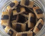 Foto langkah ke 9 dari resep Cookies Stik Coklat.