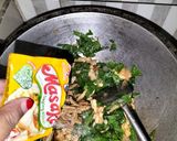 Foto langkah ke 4 dari resep Tumis daun melinjo dan teri.