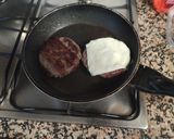 Foto del paso 4 de la receta: Hamburguesa con jamón y huevos fritos
