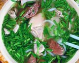 A picture of step 3 of Banh Canh with Scallions.