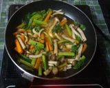 รูปขั้นตอนการทำที่ 4 ของ เกี๊ยวผัดไข่และเห็ด