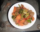 Foto langkah ke 5 dari resep Tumis brokoli, wortel dan baso.