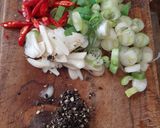 Foto langkah ke 2 dari resep Tumis Udang Jamur Shiitake.