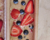 Foto del paso 4 de la receta: Budín de harina integral con banana y frutos rojos