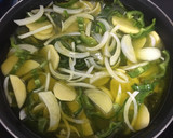 Foto del paso 2 de la receta: Muslo de pollo deshuesado al horno con patatas panadera
