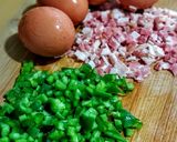 Foto del paso 1 de la receta: HUEVOS CUADRADOS, Rellenos de Pimentón🌶️Verde y Tocineta🥓...!