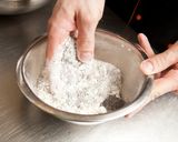Meggyes-mákos pite krembl tésztával recept fázis 5 fotója