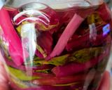 Foto del passaggio 1 della ricetta Foglie di rapa rossa sott'olio