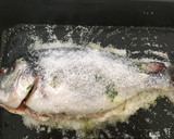 Foto del paso 4 de la receta: Dorada a la sal con vino y hierbas aromáticas