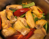 Foto del paso 1 de la receta: Paella de alitas y verdura, más bien inventada