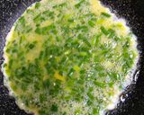 A picture of step 5 of Egg spring onion omlet.