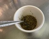 Une image de l'étape 5 de Carottes fanes confites au miel sauce ricotta, skyr et coriandre.