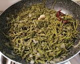 Foto del passaggio 2 della ricetta Crostini  mimosa con pane ai cereali pancetta toscana, asparagi di monte e tuorlo di uovo sodo