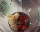 Foto langkah ke 2 dari resep Strawberry Smoothie.