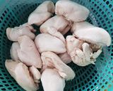 Hình bước làm 1 của món Khô gà lá chanh