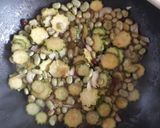 Foto del passaggio 3 della ricetta Fave e zucchine in agrodolce