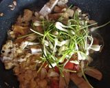 Foto langkah ke 5 dari resep Tumis Kucai Tahu Goreng.
