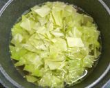 รูปขั้นตอนการทำที่ 2 ของ Cabbage & bacon Soup