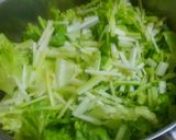 Foto del paso 4 de la receta: Ensalada Navideña de lechuga con manzana y nuez