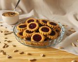 Foto del paso 11 de la receta: 😍Galletitas de mantequilla de maní con jalea de frambuesa - Peanut butter & jelly cookies😍