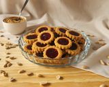 Foto del paso 11 de la receta: 😍Galletitas de mantequilla de maní con jalea de frambuesa - Peanut butter & jelly cookies😍