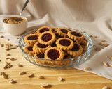 Foto del paso 11 de la receta: 😍Galletitas de mantequilla de maní con jalea de frambuesa - Peanut butter & jelly cookies😍