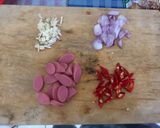 Foto langkah ke 2 dari resep Tumis Jamur Sosis Saus Tiram Masakan Ala Anak Kos.