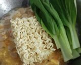 Foto langkah ke 7 dari resep Seblak mie kerupuk sosis telur pakcoy 🥰😂🤣.