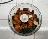 Foto del passaggio 2 della ricetta Pesto di spinaci e mandorle