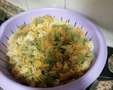 Foto del paso 1 de la receta: Ensalada de dinos, margaritas y espirales con salmón y gambas