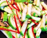 Hình bước làm 2 của món Bầu Xào Giò Thủ