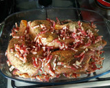 Foto del paso 4 de la receta: Pollo al horno con beicon en salsa de vino tinto