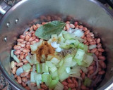 Foto del paso 3 de la receta: Alubias pintas con acelgas y sofritada de hojas de acelgas