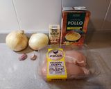 Foto del paso 1 de la receta: Pollo deshilachado en salsa de cebolla
