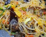 Foto langkah ke 4 dari resep Tumis Soun Jamur kuping.
