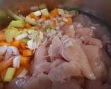 Foto del paso 1 de la receta: Sopa de pollo con verduras y pasta alemana