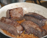 Foto del paso 4 de la receta: Medallones de ciervo en salsa de grosellas con puré trufado
