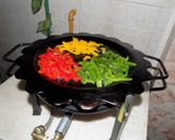 Foto del paso 4 de la receta: Churrasquitos a las 3 cebollas y a los 3 ajíes (en disco de arado o bifera)