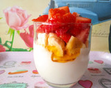 Foto del paso 1 de la receta: Yogurt con miel, plátano y fresas