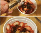 Foto del paso 4 de la receta: "The Mummy". Hojaldre relleno de queso fresco y fresas con miel