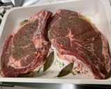 Une image de l'étape 6 de Côtes de bœuf grillées au four au thym, ail et laurier.