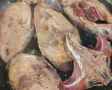 Hình bước làm 1 của món Cá ngừ kho dứa, nước dừa