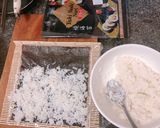 Hình bước làm 2 của món Sushi roll mini