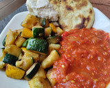 Foto del paso 6 de la receta: Almuerzo de calabacín🥒🫓🧀 salteado con salsa de tomate y pimiento rojo🍅🌶️🧅